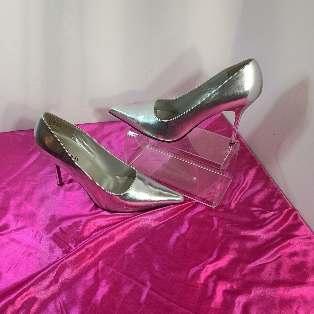 Frederick’s of Hollywood Women's SZ 12 M Silver Heels . Condition is Pre-owned - Picture 3 of 9